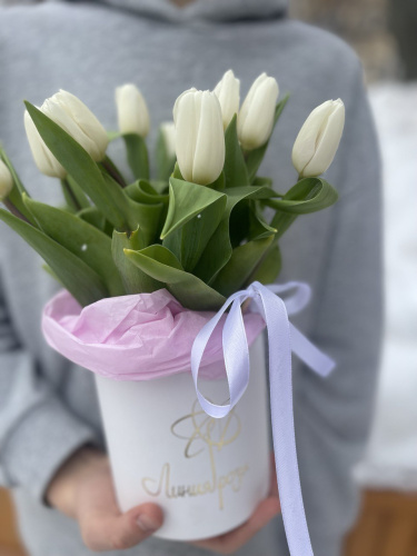 Коробка с белыми тюльпанами 