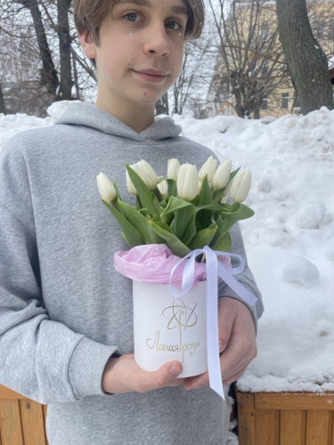 Коробка с белыми тюльпанами 