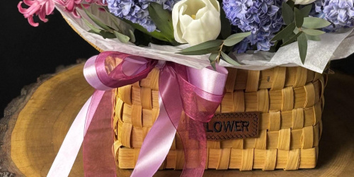 Корзина с тюльпанами и гиацинтами