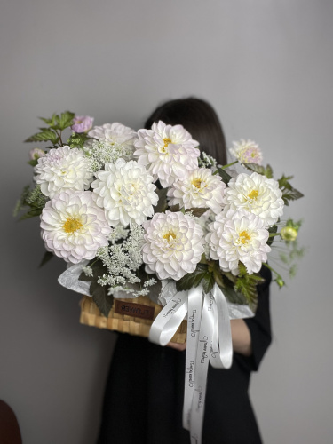 Корзина с георгинами