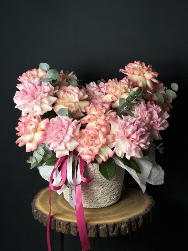 Композиция в плетеной корзине с розовыми французскими розами