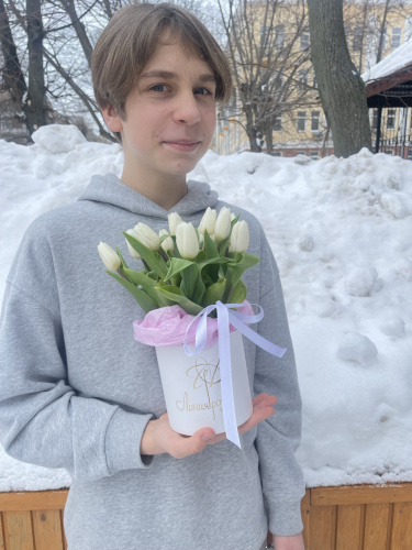 Коробка с белыми тюльпанами 