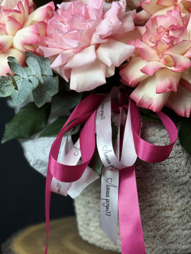 Композиция в плетеной корзине с розовыми французскими розами