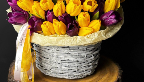 Корзина с микс тюльпанов