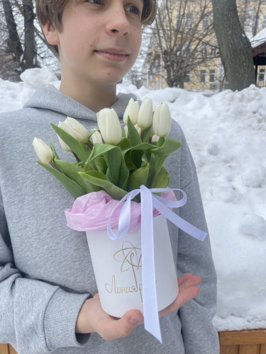 Коробка с белыми тюльпанами 