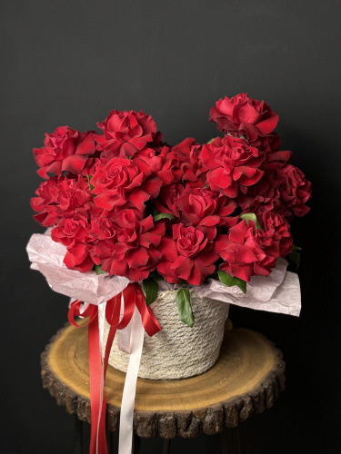 Композиция в плетеной корзине из красных французских роз