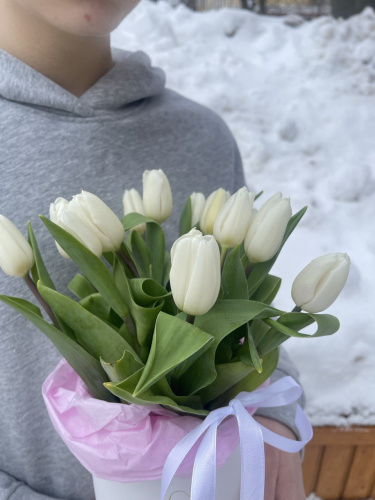 Коробка с белыми тюльпанами 