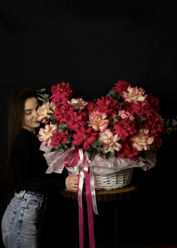 Большая корзина с розовыми фрацузскими розами