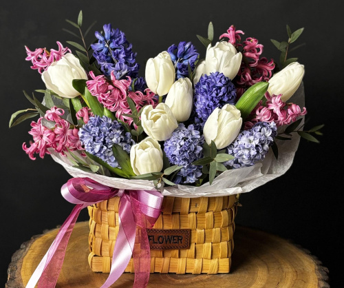 Корзина с тюльпанами и гиацинтами