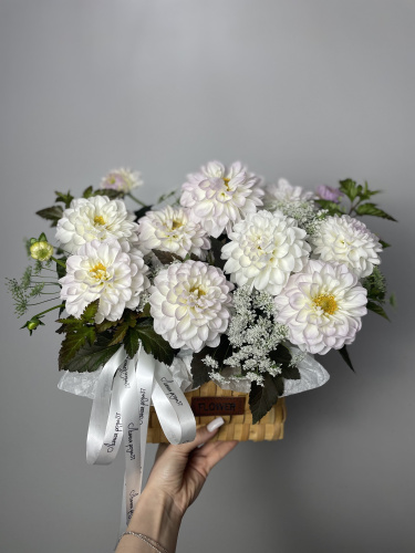 Корзина с георгинами