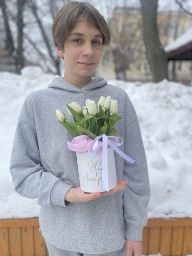 Коробка с белыми тюльпанами 