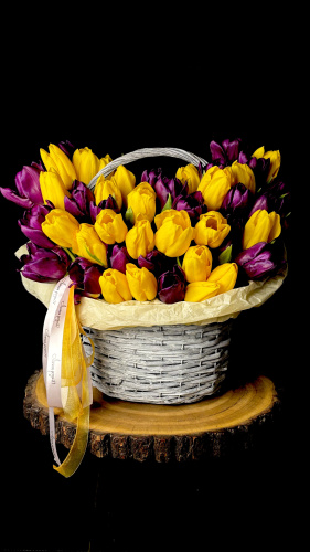 Корзина с микс тюльпанов