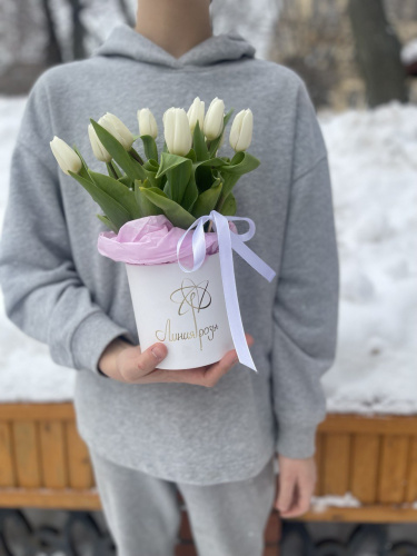 Коробка с белыми тюльпанами 