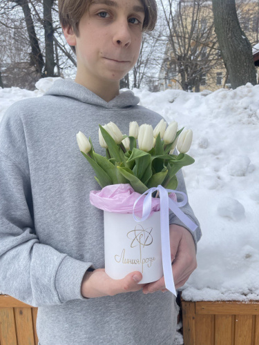 Коробка с белыми тюльпанами 