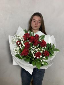Букет из 11 роз, гипсофилы и рускуса