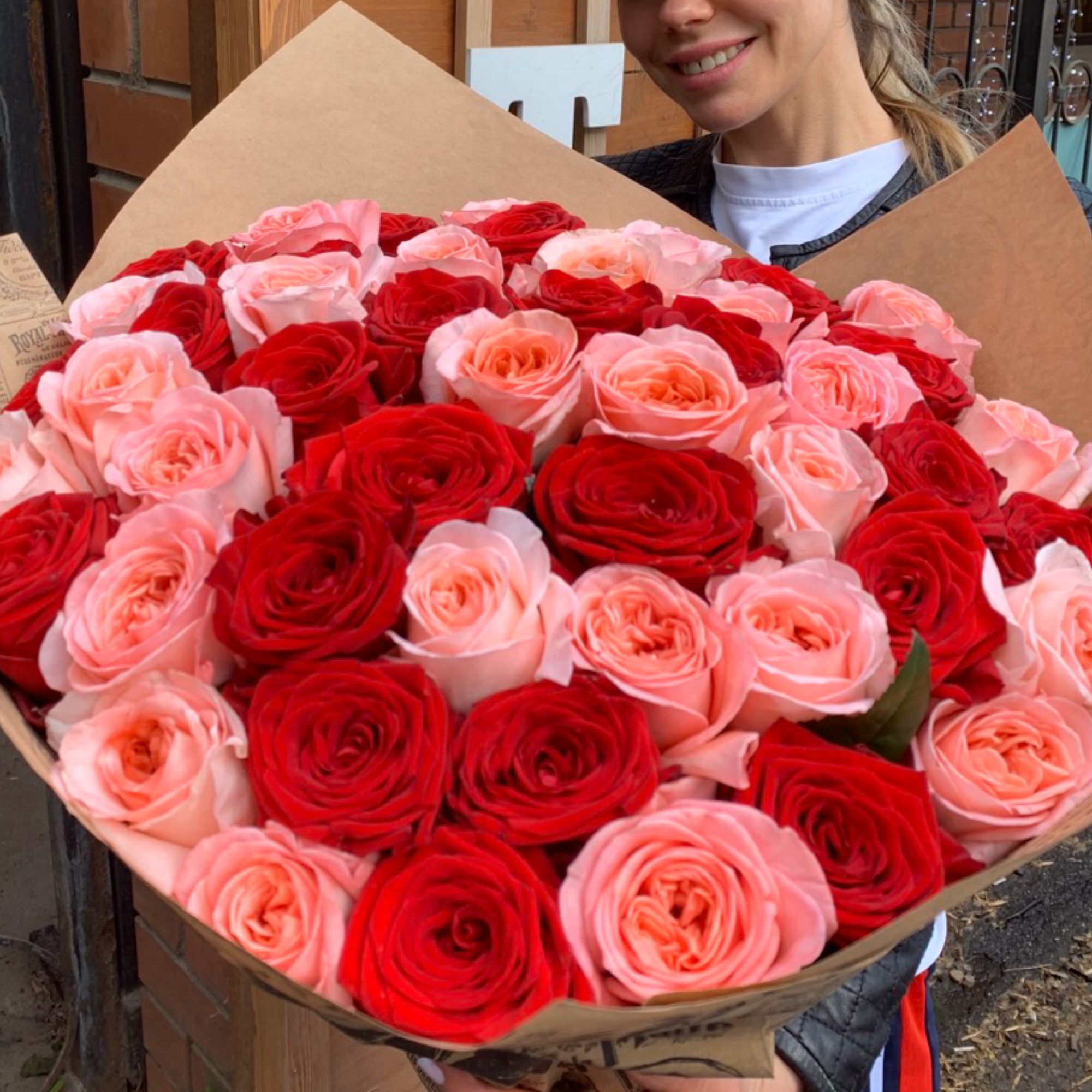 Купить розы в новосибирске недорого. Букет из 55 роз. 30 Роз букет. Букет из 30 роз.