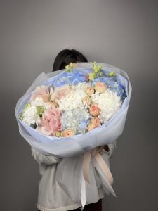 Сборный букет с голубой гортензией