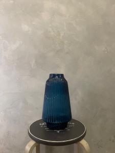 Синяя ваза