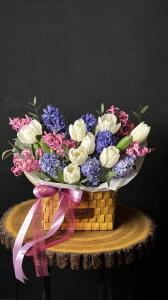 Корзина с тюльпанами и гиацинтами
