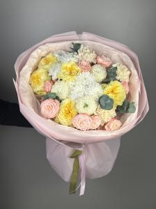 Сборный букет с пионовидными розами и хризантемой 