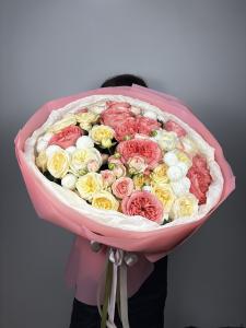 Сборный букет из хризантем и пионовидных роз