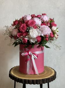Шляпная коробка с пионами и кустовыми розами