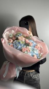 Букет из голубых гортензий и кустовых роз