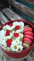  Пирожные Макарони в коробочке с цветами