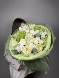 Сборный букет в зеленных тонах