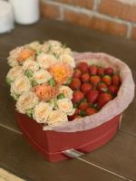 Коробка-сердце с кустовыми розами и клубникой