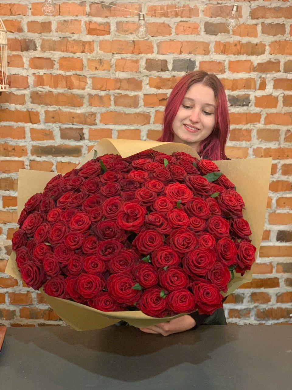 Букет 70 роз. Букет из 101 розы 70 см.