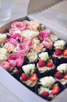 Коробка с цветами и капкейками