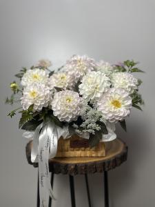 Корзина с георгинами