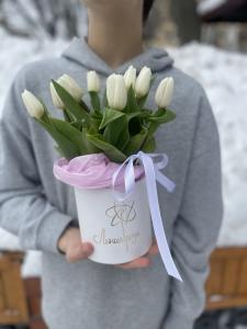 Коробка с белыми тюльпанами 