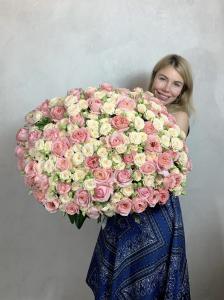 Огромный букет из кустовых и пионовидных роз