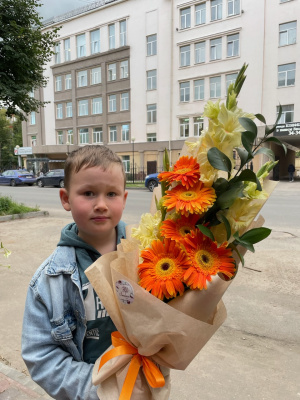 Букет с герберами и гладиолусом