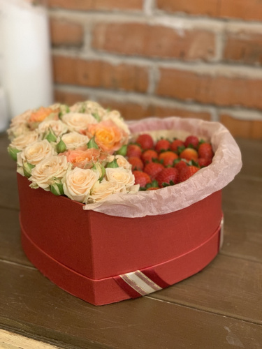 Коробка-сердце с кустовыми розами и клубникой