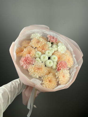 НЕЖНЫЙ БУКЕТ ИЗ КУСТОВЫХ ХРИЗАНТЕМ И ДИАНТУСОВ 