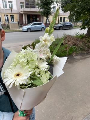 Букет с гладиолусом, гортензией и герберами 