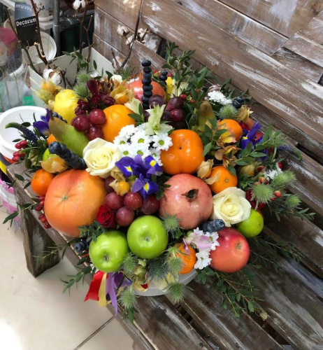 Шляпная коробка с фруктами и цветами