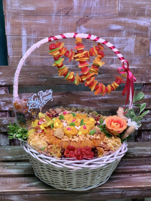 Большая корзина с орехами и сухофруктами 