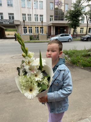Букет с гладиолусом, гортензией и герберами 
