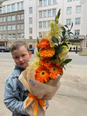 Букет с герберами и гладиолусом