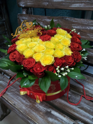 Сердце из роз в шляпной коробке
