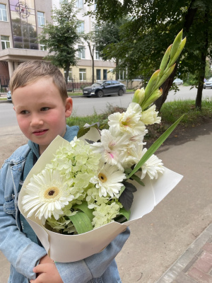 Букет с гладиолусом, гортензией и герберами 