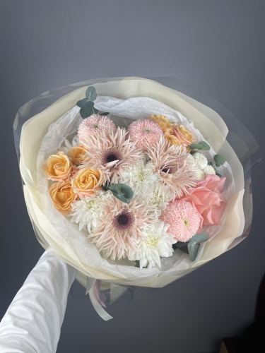 БУКЕТ С ХРИЗАНТЕМОЙ КУСТОВОЙ И ГЕРБЕРАМИ