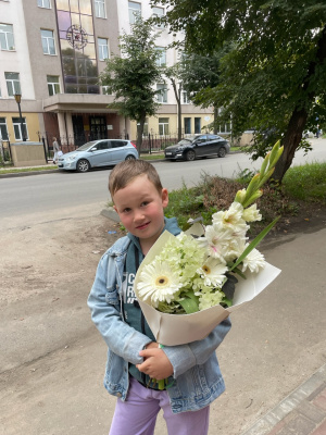 Букет с гладиолусом, гортензией и герберами 