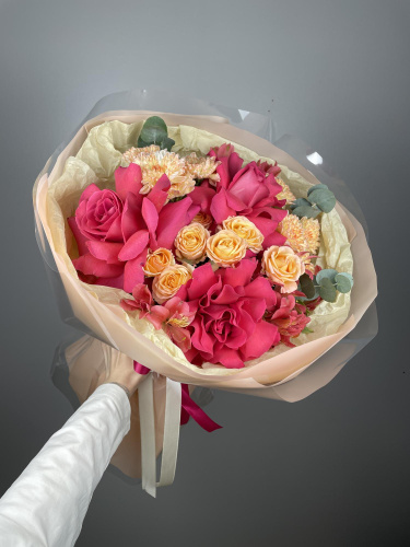 БУКЕТ С ФРАНЦУЗСКОЙ РОЗОЙ И КУСТОВОЙ РОЗОЙ