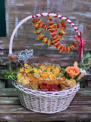 Большая корзина с орехами и сухофруктами 