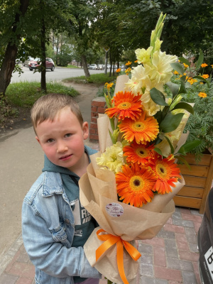 Букет с герберами и гладиолусом